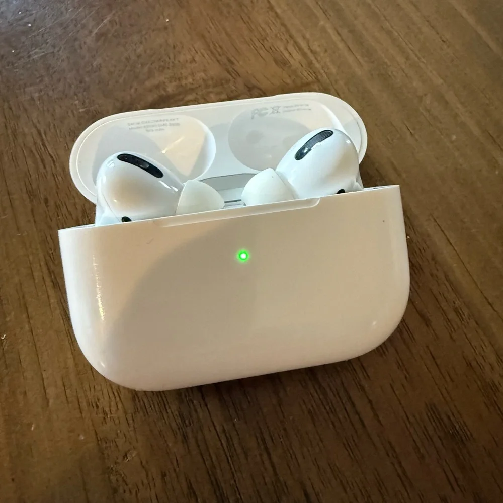 Airpods Pro 1st Gen- Wireless Earbuds with Charging Case - White